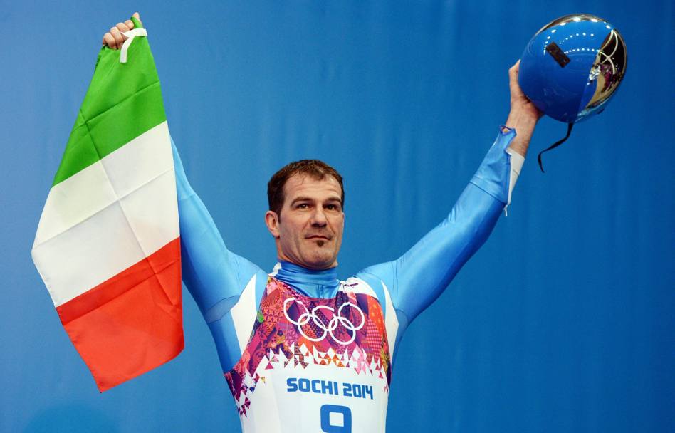 Bandiera italiana per Armin Zoeggeler che vince la medaglia di bronzo nello slittino (Epa)